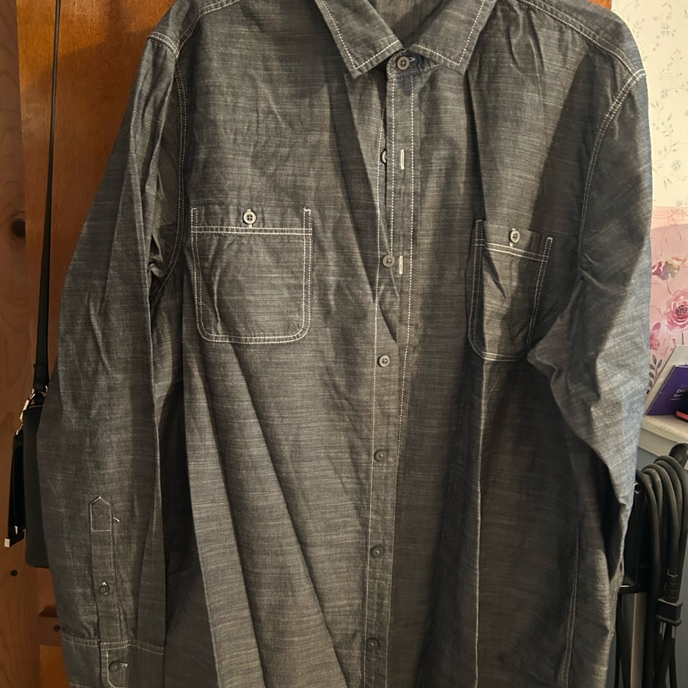Classic Button-Up Shirt in Blue-Gray